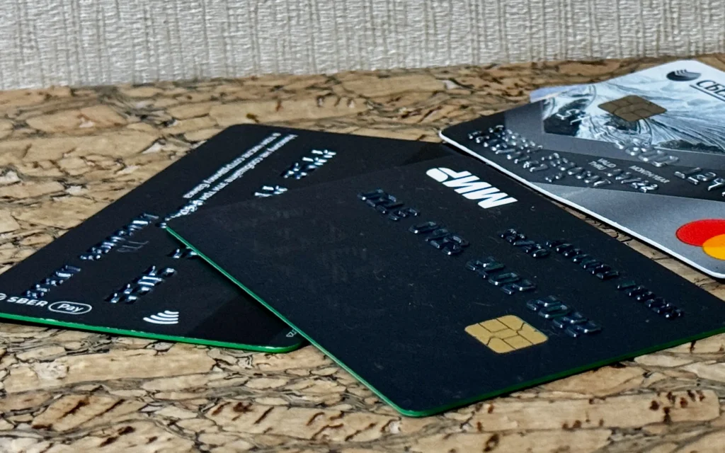 Банки сократили лимит по кредитным картам брянцев до 104 тысяч рублей