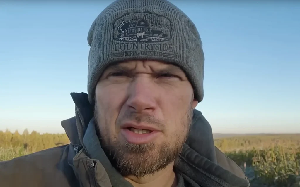 Посещавший Брянск гражданин Канады взял интервью у свиньи