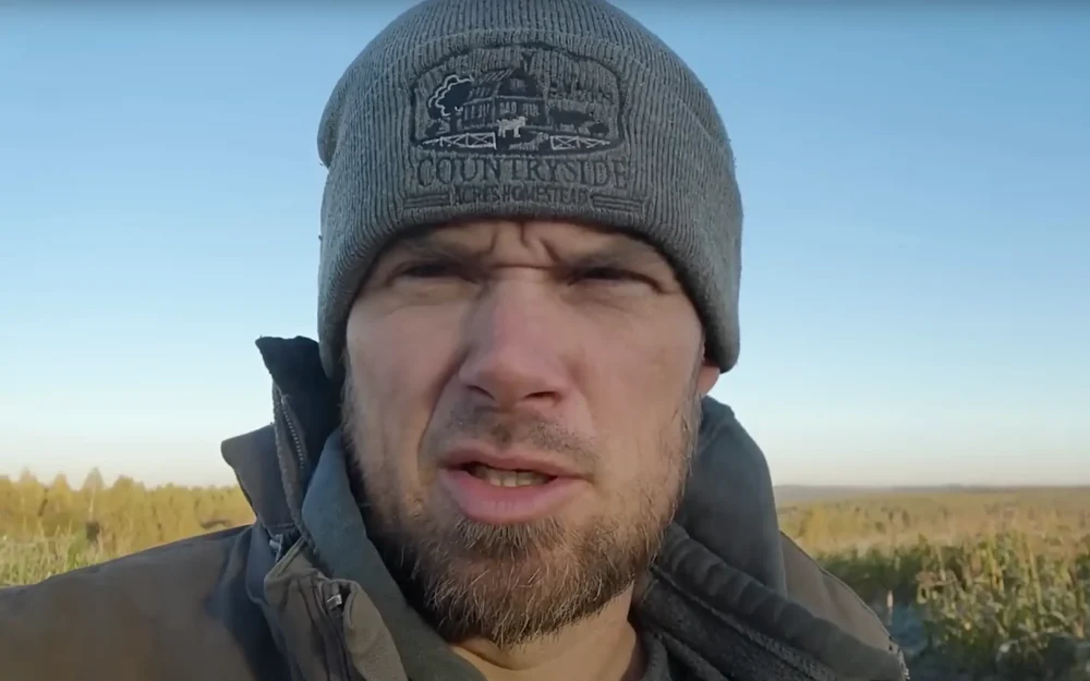 Посещавший Брянск гражданин Канады взял интервью у свиньи