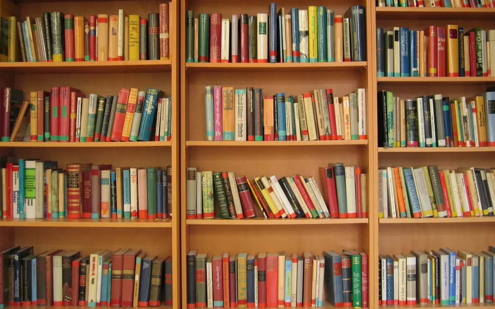 Сбер передал книги культурному центру «Пространство»