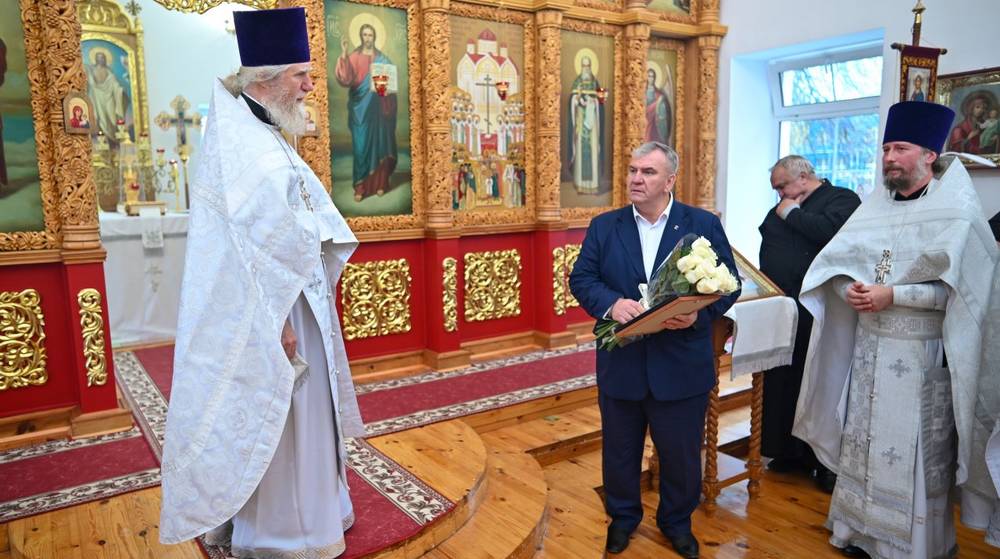 В день поминовения невинно убиенных секретарь Брянской епархии совершил Литургию и панихиду в храме поселка Локоть