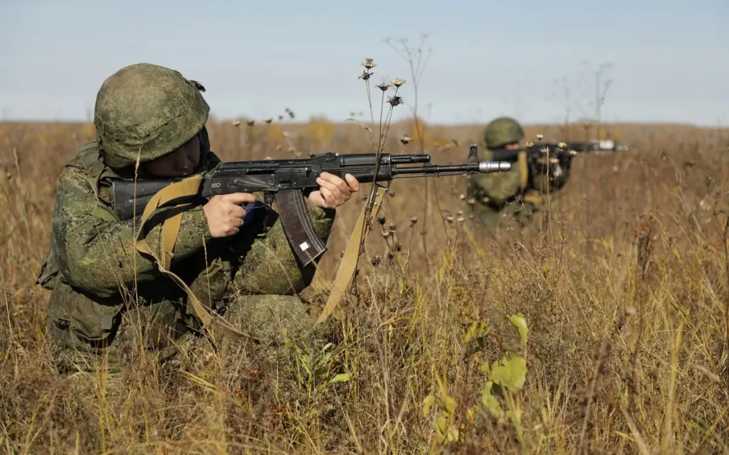 Брянцам сообщили, как вести себя при общении с подозрительными военными