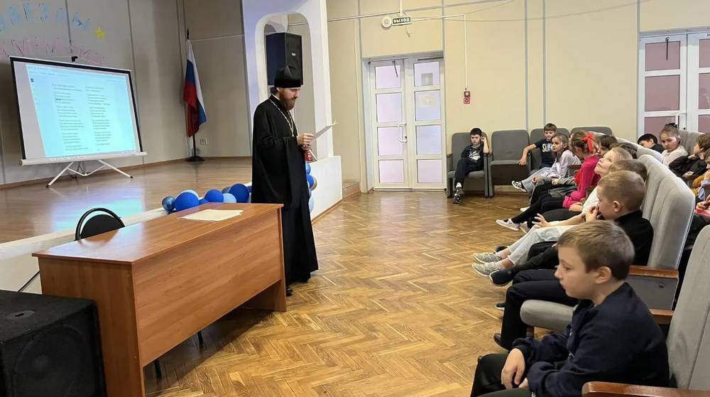Священник объяснил детям, почему Русь называют святою
