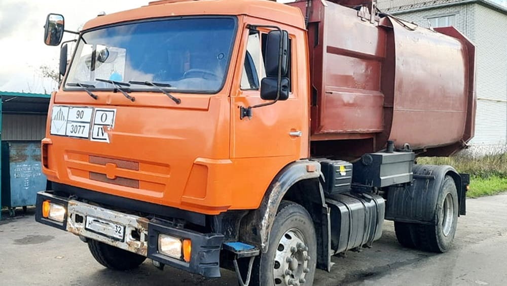 В Суземке Брянской области «Баба-яга» атаковала мусоровоз