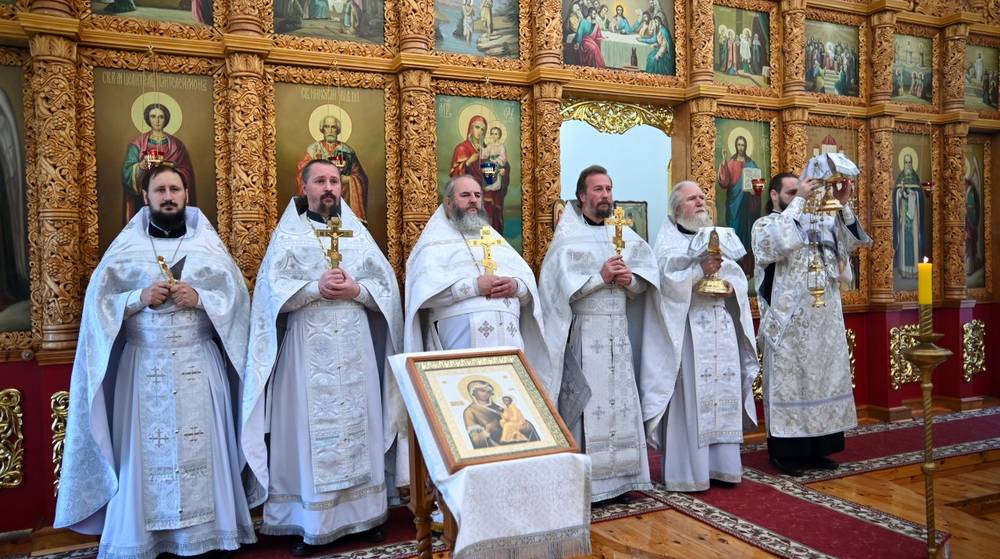 В день поминовения невинно убиенных секретарь Брянской епархии совершил Литургию и панихиду в храме поселка Локоть