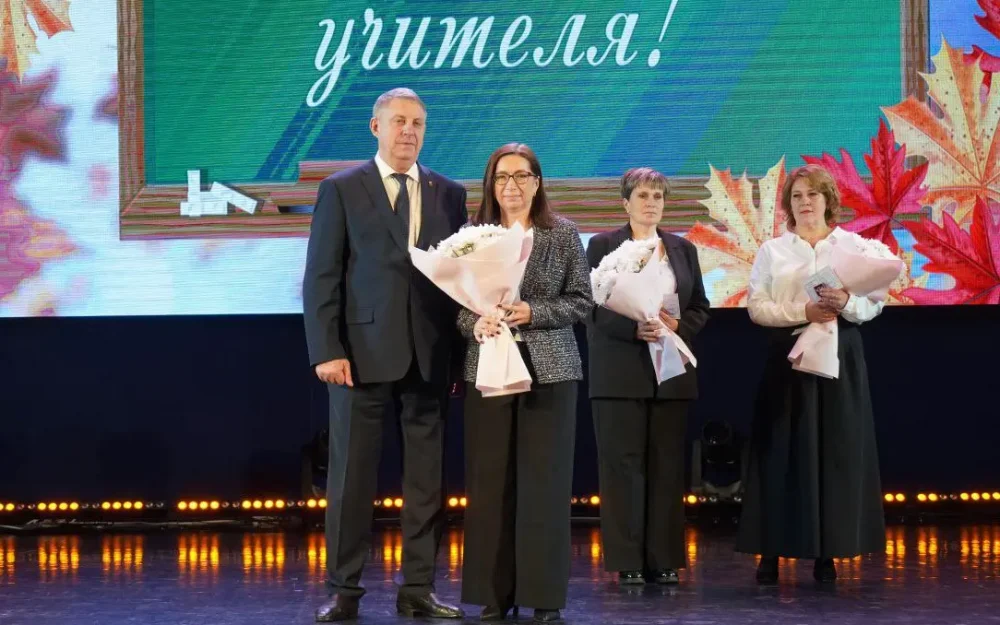 Александр Богомаз отметил роль брянских учителей в воспитании патриотов страны