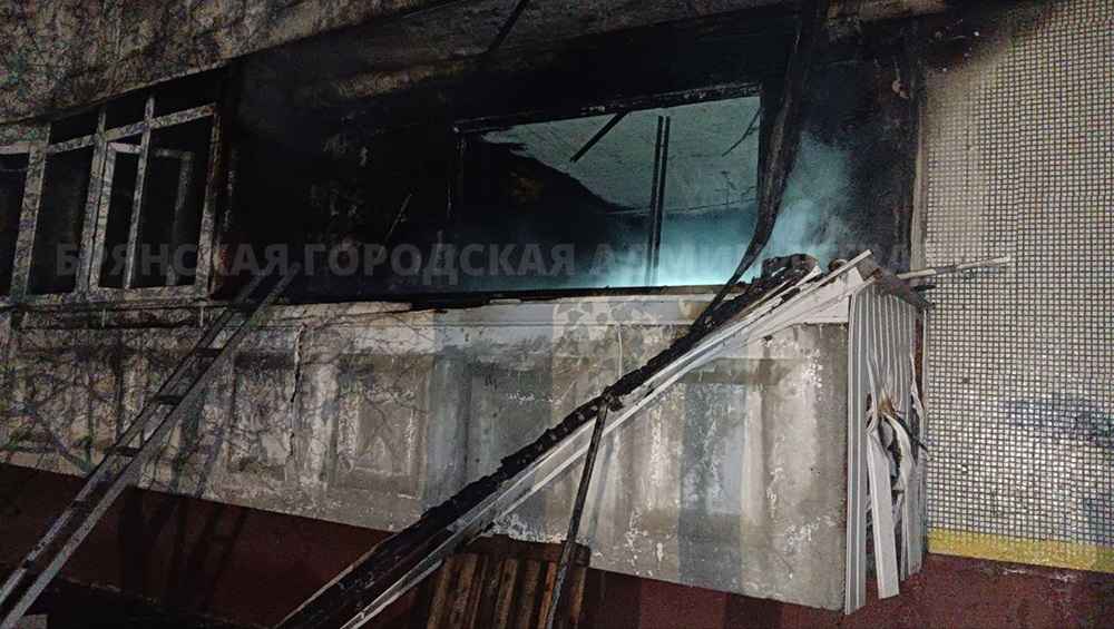В Брянске из горевшей многоэтажки на улице Ромашина эвакуировали 20 жильцов