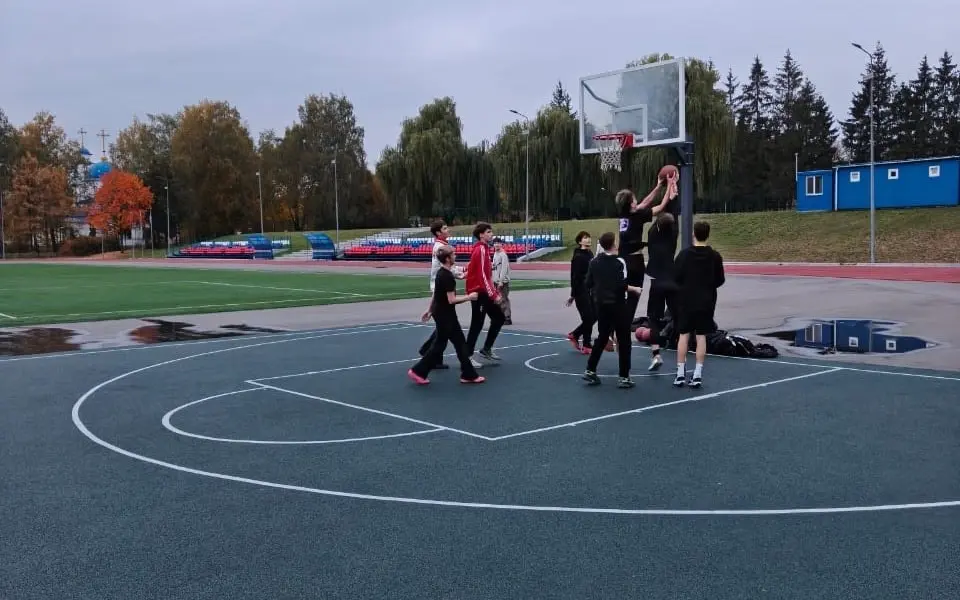 В Брянске открыли обновлённую баскетбольную площадку на стадионе «Камвольщик»