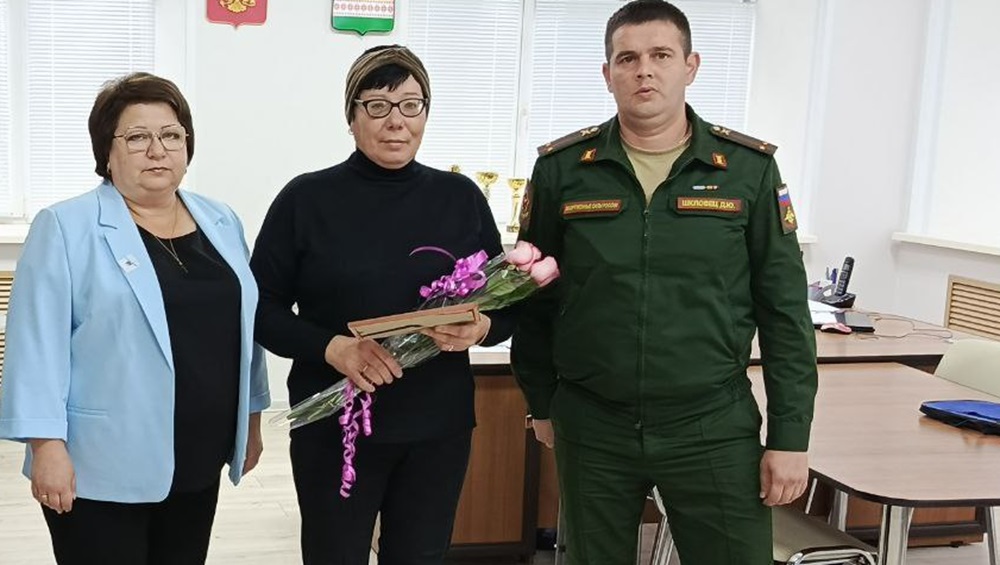 В Клинцах матери погибшего бойца СВО Дениса Шелемеха вручили его орден Мужества