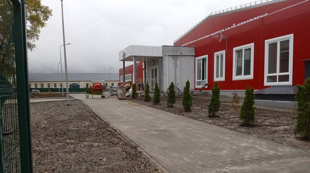 Перед открытием спортивного комплекса в Локте благоустроили территорию