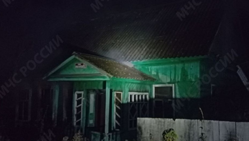 В брянском городе Сельцо пожарные спасли троих человек из горевшего дома