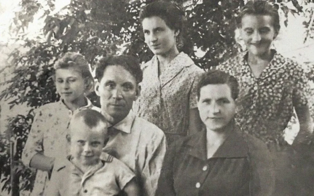 «Всегда оставаться человеком»: Александр Богомаз поздравил брянцев с Днём отца