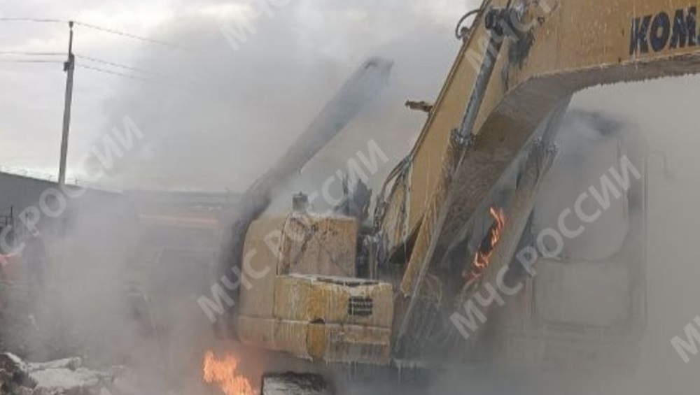 В брянском Погаре пять огнеборцев потушили горевший экскаватор-погрузчик