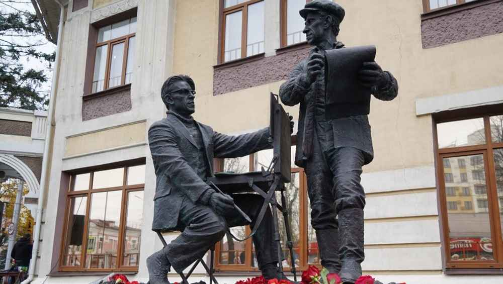 В Брянске открыли памятник народным художникам Алексею и Сергею Ткачёвым