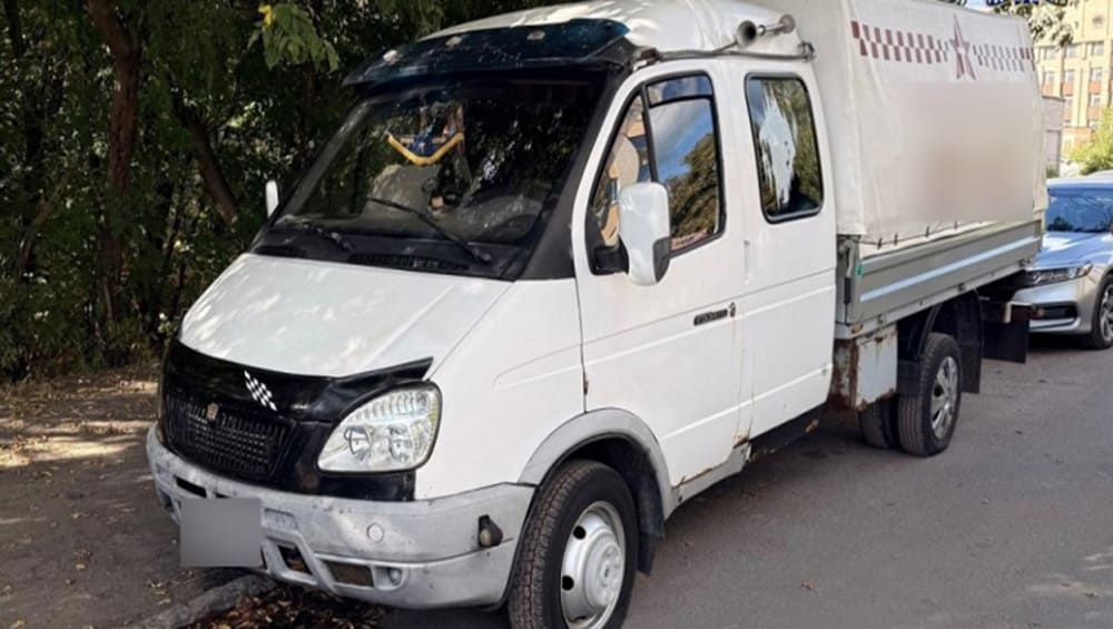 В Брянске пьяный мужчина поссорился с незнакомцем и порезал колёса его «Газели»