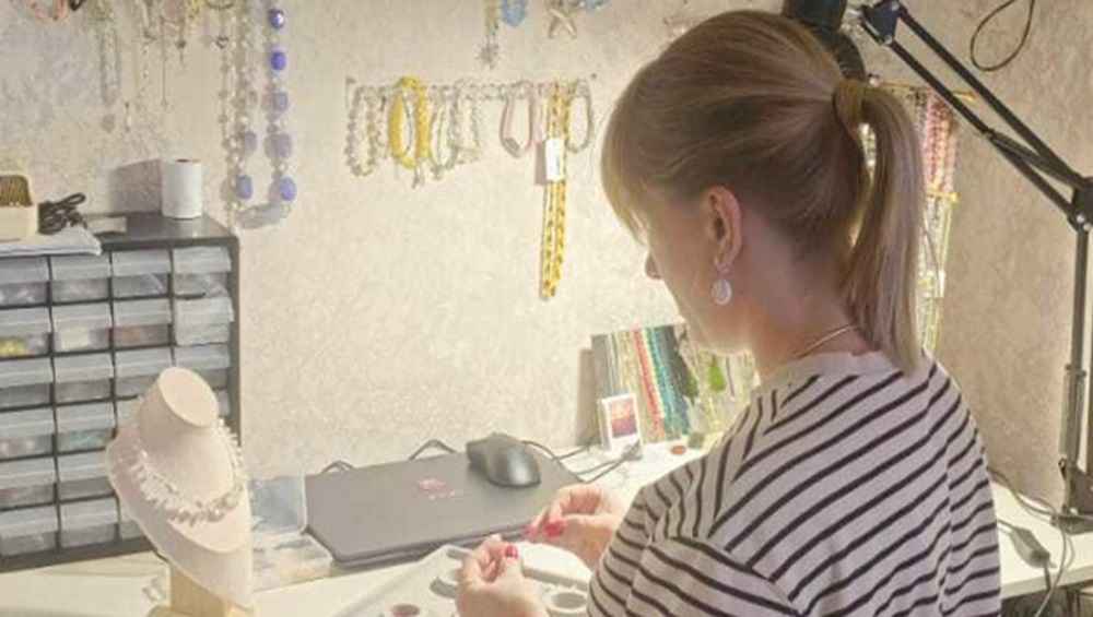 В Брасовском районе жена участника СВО занялась созданием уникальных украшений