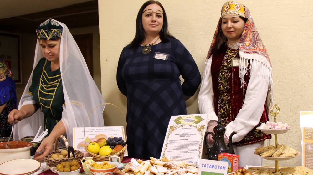 В поселке Локоть перед праздником прошел фестиваль народной кухни России