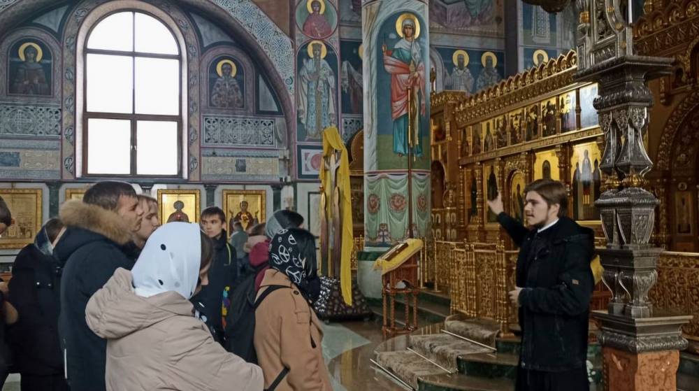 Священник провел экскурсию для учащихся в главный храм Брянской епархии