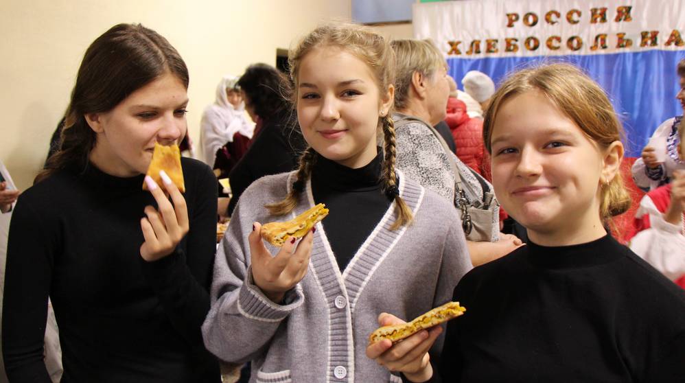 В поселке Локоть перед праздником прошел фестиваль народной кухни России