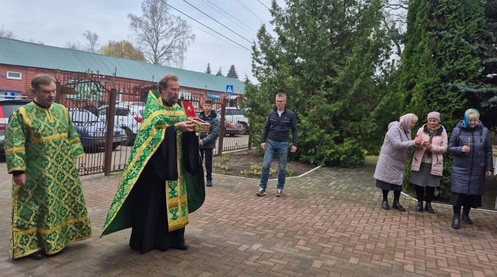 Храм поселка Локоть встретил ковчег с мощами святой блаженной Матроны Московской