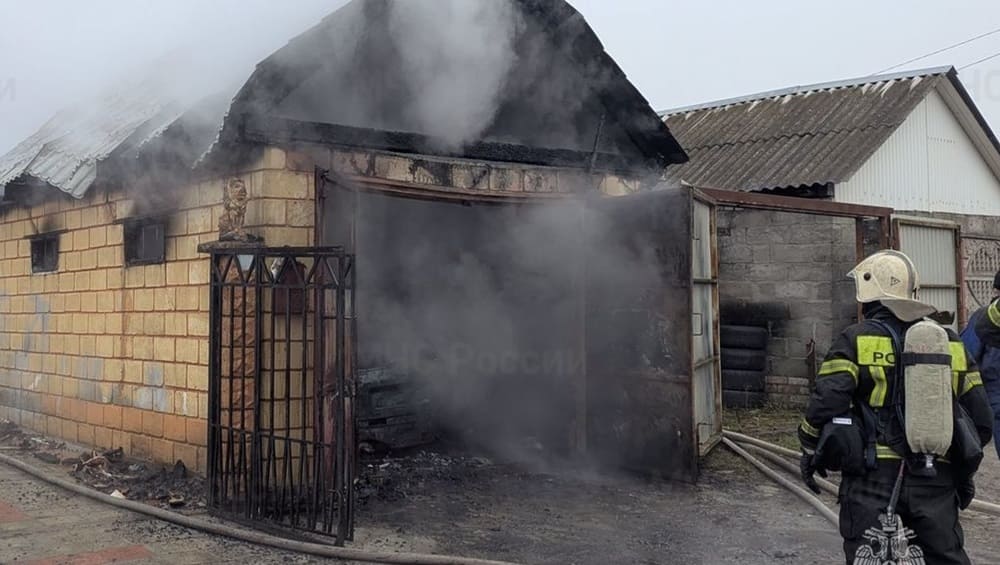 В Брянске при загадочных обстоятельствах в гараже сгорел легковой автомобиль