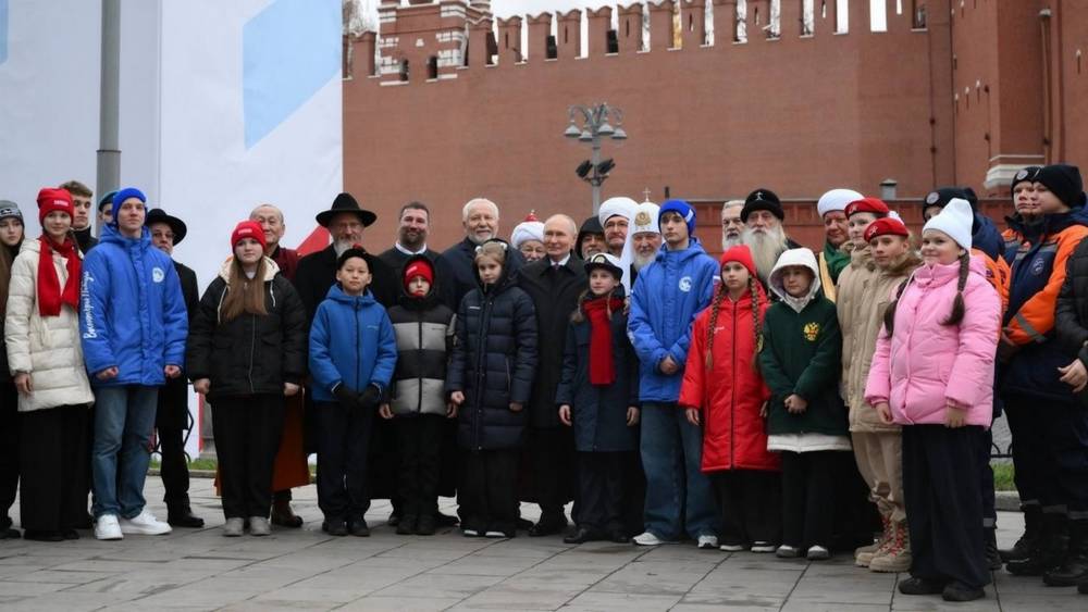 Школьница из Брянска встретилась с президентом Путиным на Красной площади