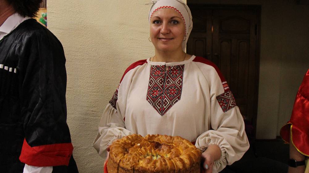 В поселке Локоть перед праздником прошел фестиваль народной кухни России