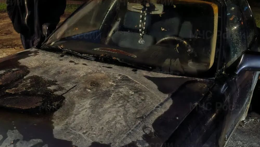В Клинцах Брянской области при загадочных обстоятельствах сгорел автомобиль