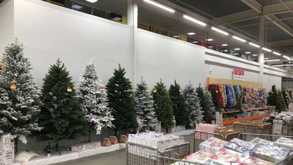 Первые новогодние ели по 49 тысяч рублей появились в брянской «Линии»