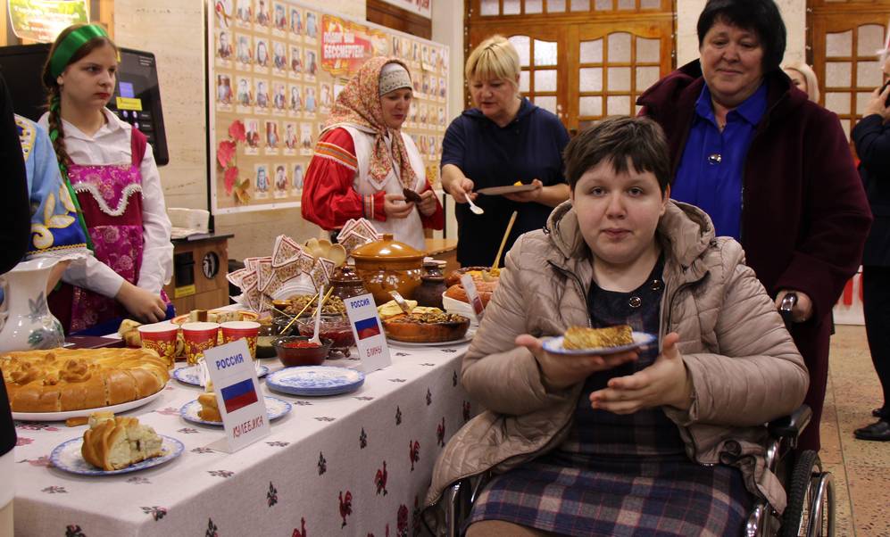 В поселке Локоть перед праздником прошел фестиваль народной кухни России