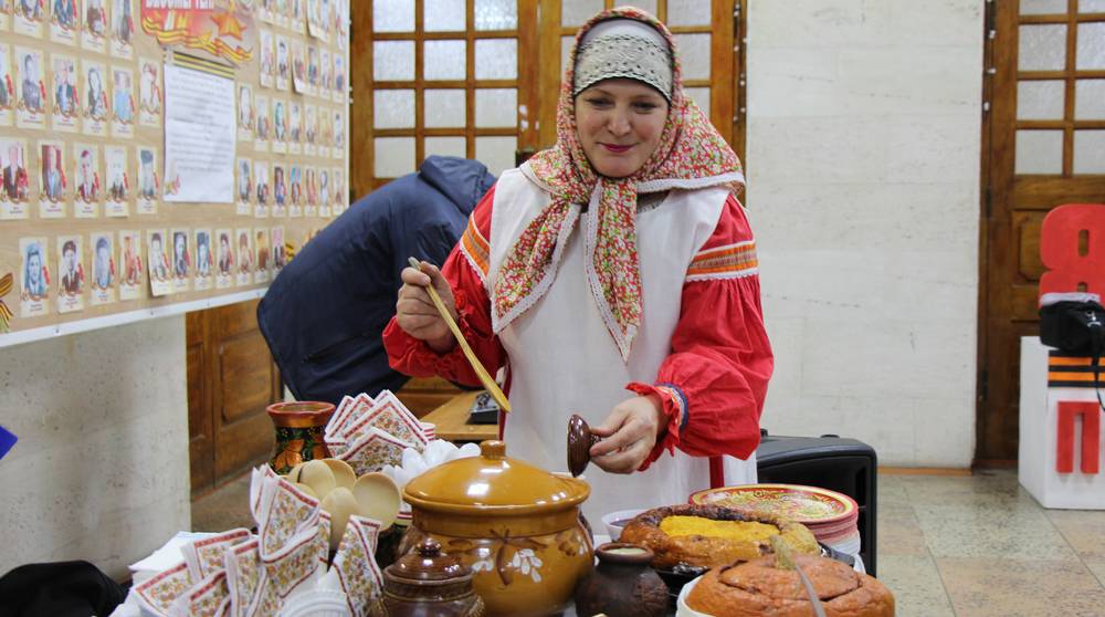 В поселке Локоть перед праздником прошел фестиваль народной кухни России