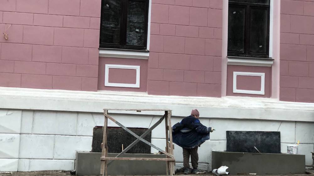 Жилистые брянские маляры оживили бывшее здание УМВД