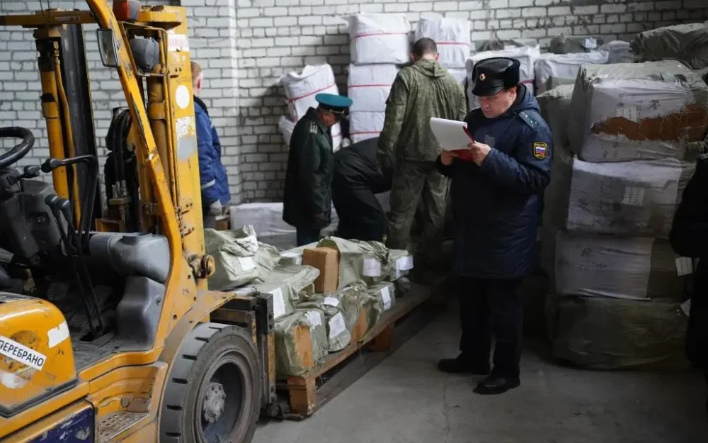 Брянские таможенники и приставы передали 12 тонн инструментов бойцам СВО