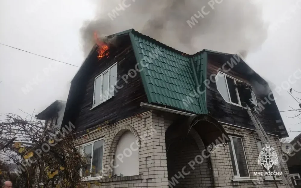 В Брянске потушили пожар в жилом доме на улице Луговой