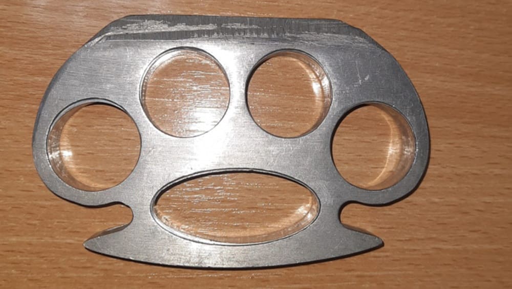 В Брянске 36-летний мужчина угодил под следствие из-за самодельного кастета