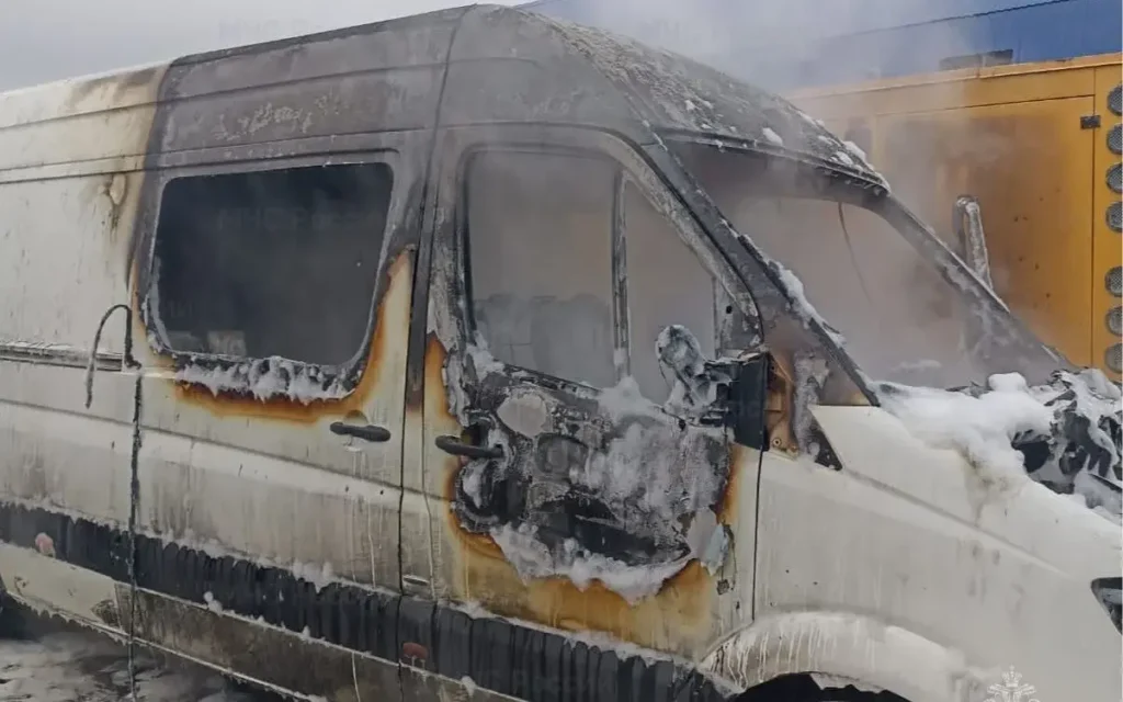 В на улице Кислородной в Брянске вспыхнул автомобиль