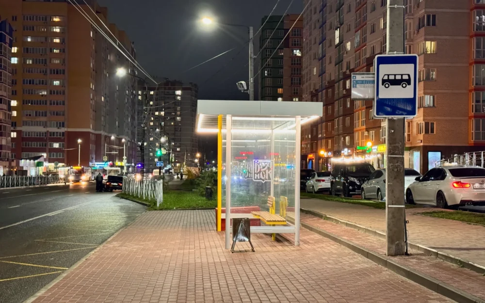 В Советском районе Брянска появились новые современные остановки с освещением