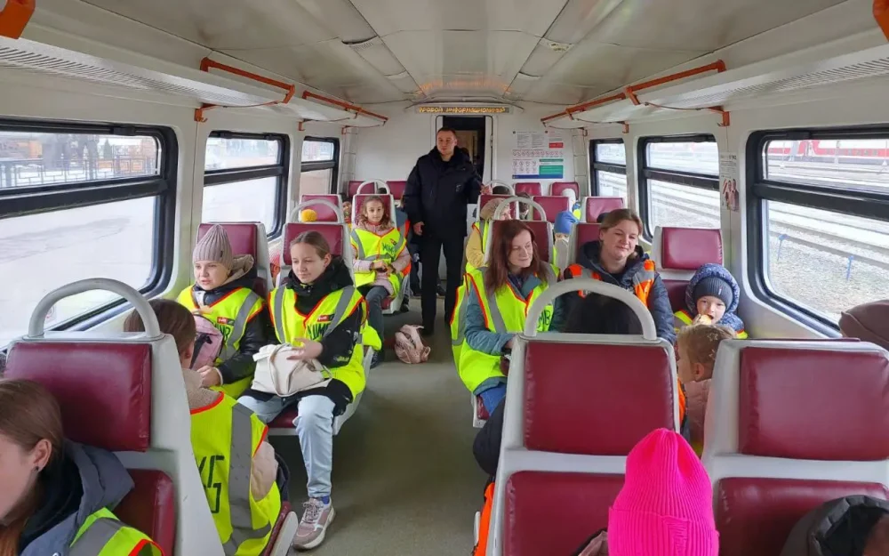 Железнодорожники провели акцию «Рейс безопасности» для школьников Брянска