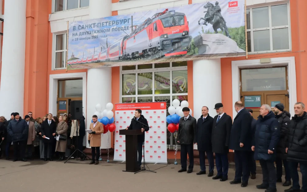 Двухэтажный поезд начал курсировать между Брянском и Санкт-Петербургом