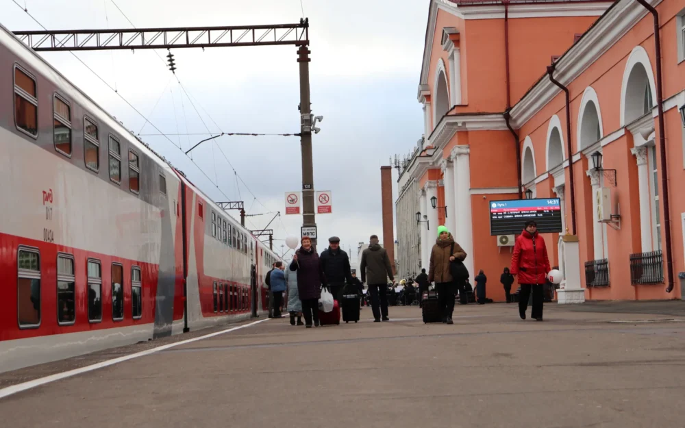 Двухэтажный поезд начал курсировать между Брянском и Санкт-Петербургом