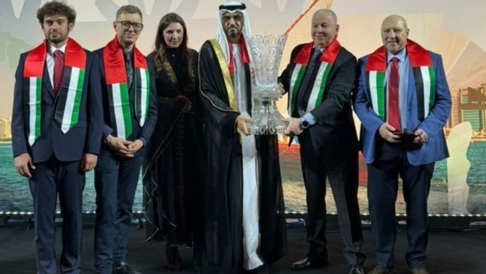 В Москве послу ОАЭ подарили вазу из дятьковского хрусталя