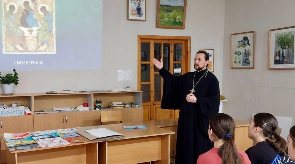 «Если есть «Троица» Рублева — значит, есть Бог»: Священник поговорил с детьми о таланте