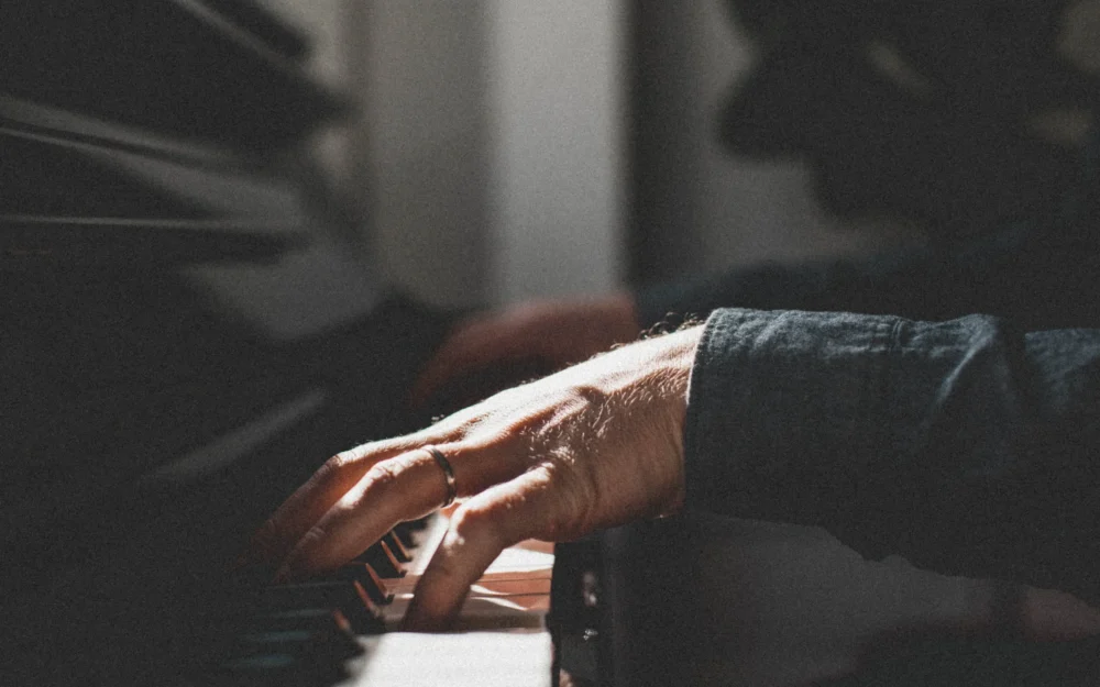 Рождение клавишного инструмента: от тонкой струны к звучащему удару