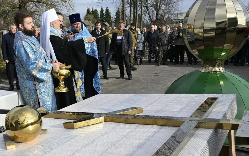 В приграничном брянском селе Селечня освятили купол и крест Покровского храма