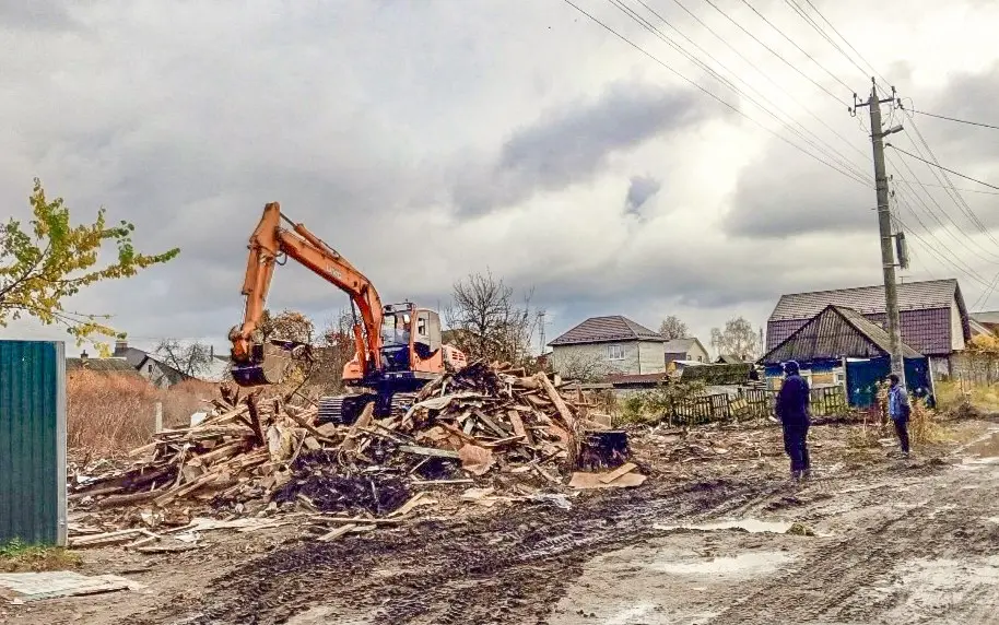 В Брянске снесли жуткий 70-летний «цыганский» дом