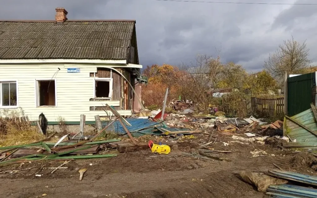 В Брянске снесли жуткий 70-летний «цыганский» дом