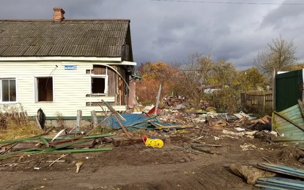 В Брянске снесли жуткий 70-летний «цыганский» дом