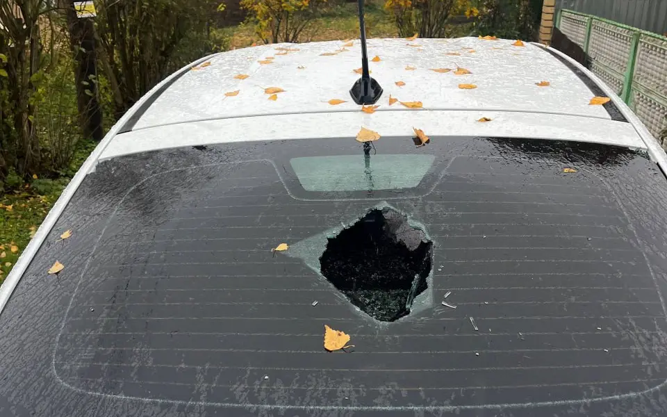 Взбешенный парковкой у своего дома брянец повредил автомобиль на 430 тысяч