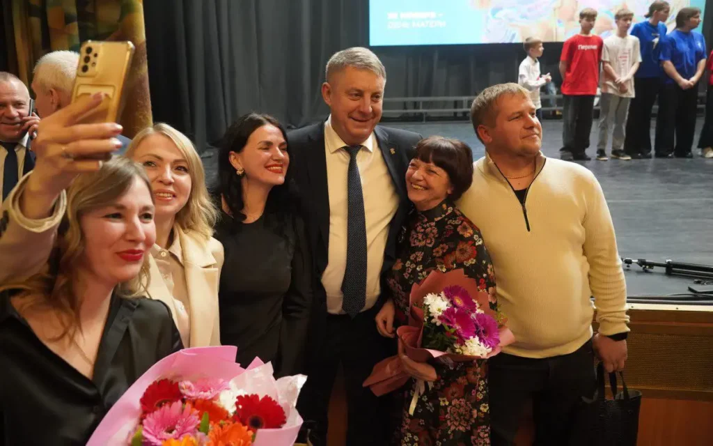 Брянский губернатор наградил многодетных женщин и рассказал о поддержке семей