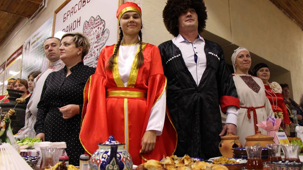 В поселке Локоть перед праздником прошел фестиваль народной кухни России